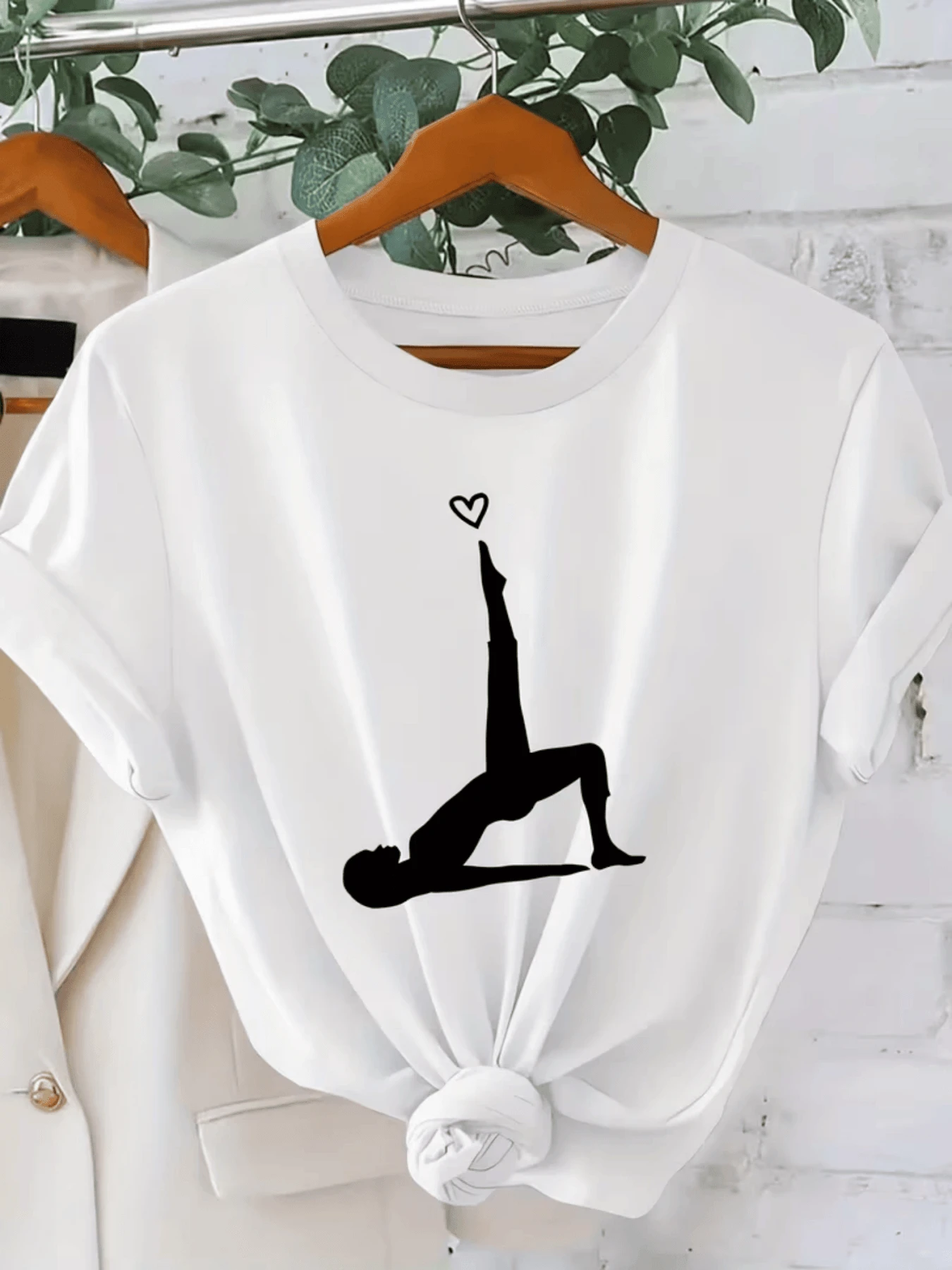 Figure Of A Woman Practicing Yoga With One Leg Raised Towards The Sky And A Small Heart Symbolizing Balance, Inner Love, Energy And Serenity. Casual, Comfortable Women's T-Shirt For Everyday Wear. - 白色 - 查看 1