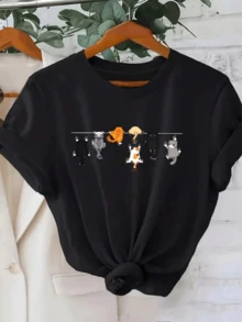 Colorful Cats Hanging From A String Symbolizing Unity, Fun, And Tenderness With Cheerful Details. Comfortable Casual Women's T-Shirt For Everyday Wear. - 黑色 - 查看 8