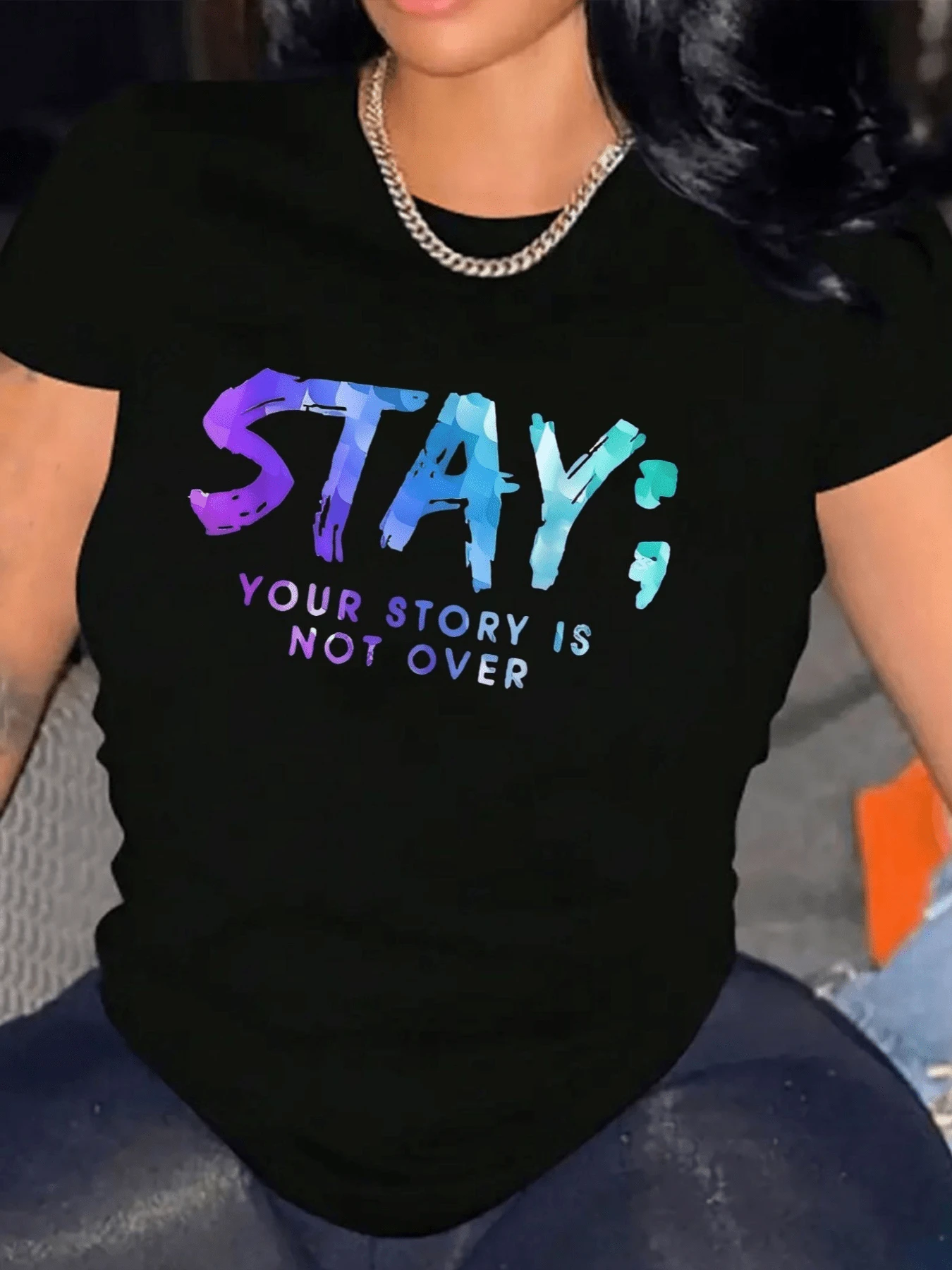 Motivational Message With Lettering In Shades Of Blue And Purple That Inspires Hope, Strength, And A Reminder That Every Personal Story Continues With Faith And Perseverance. Modern And Comfortable Women's T-Shirt, Ideal For Everyday Wear. - 黑色 - 查看 1