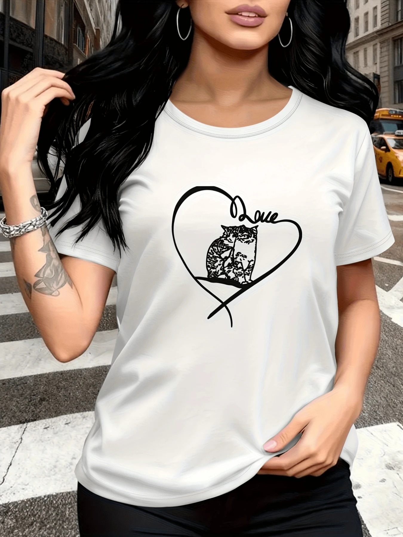 Corazón con un gato rodeado de la palabra amor que simboliza ternura calma y conexión espiritual con los animales camiseta de mujer cómoda casual para uso diario elegante y moderna - Blanco - Ver 1