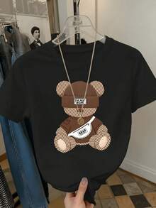 Bear With Hat And Collar That Conveys Tenderness And A Modern Touch, A Symbol Of Affection, Friendship And Warmth, Ideal For Expressing Sweetness. Casual, Comfortable And Elegant Women's T-Shirt - 黑色 - 查看 1