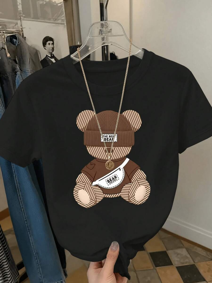 Bear With Hat And Collar That Conveys Tenderness And A Modern Touch, A Symbol Of Affection, Friendship And Warmth, Ideal For Expressing Sweetness. Casual, Comfortable And Elegant Women's T-Shirt - 黑色 - 查看 1