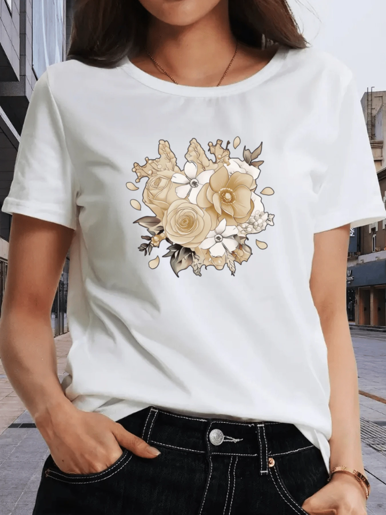 A Bouquet Of Beige Flowers With Soft Petals And Green Leaves Symbolizes Natural Elegance, Calm, And Renewal. This Modern, Comfortable, And Perfect Casual Women's T-Shirt Is Ideal For Everyday Wear. - 白色 - 查看 1