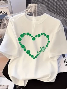 Heart Formed By Green Clovers Symbolizing Fortune, Joy And Hope, Transmitting Positive Energy To Attract Good Luck And Optimism. Women's Casual, Modern, Comfortable T-Shirt For Everyday Wear. - 白色 - 查看 1