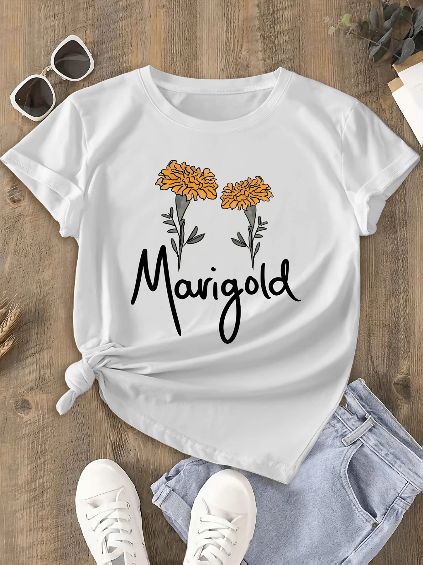 Two Marigold Flowers Symbolize The Warmth Of The Sun And Eternal Joy, Representing Hope In New Beginnings. Comfortable White Casual Women's T-Shirt For Everyday Wear - 白色 - 查看 1
