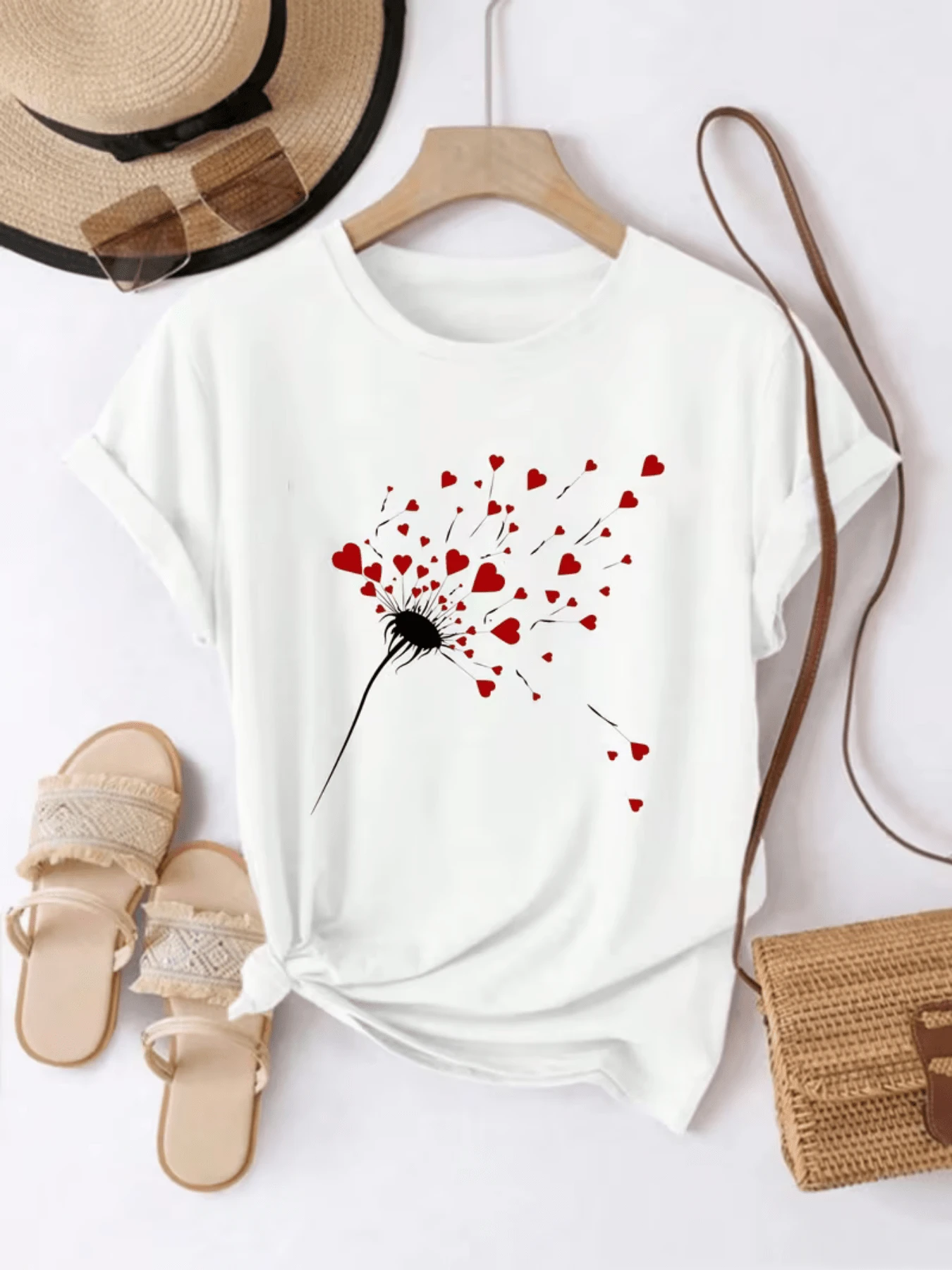 Red Hearts Blooming Like Petals In The Wind, Symbolizing The Freedom To Love And Inner Joy. A Modern And Comfortable Casual Women's T-Shirt For Everyday Wear. - 白色 - 查看 1