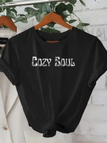 Words That Express A Calm And Welcoming Soul Reflect The Tranquility And Positive Spirit With A Modern Style. Women's T-Shirt With Cozy Soul Print, Casual And Comfortable For Everyday Wear. - 黑色 - 查看 1