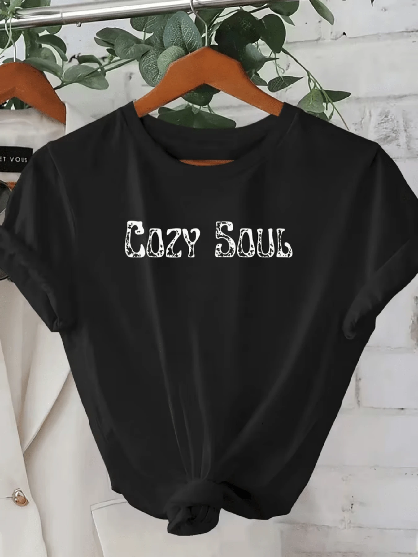 Words That Express A Calm And Welcoming Soul Reflect The Tranquility And Positive Spirit With A Modern Style. Women's T-Shirt With Cozy Soul Print, Casual And Comfortable For Everyday Wear. - 黑色 - 查看 1