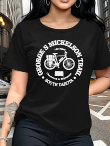 Bicicleta de aventura con mochila simboliza libertad y conexión con la naturaleza inspirando rutas largas y espíritu explorador camiseta de mujer casual urbana cómoda ideal para uso diario - Negro - Ver 6