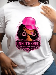 Portrait Of A Woman With Curly Hair And A Pink Cap Symbolizing Confidence, Freedom, And Positive Energy, Surrounded By Pink Sparkles. Casual, Comfortable, And Modern Women's T-Shirt For Everyday Wear. - 白色 - 查看 1