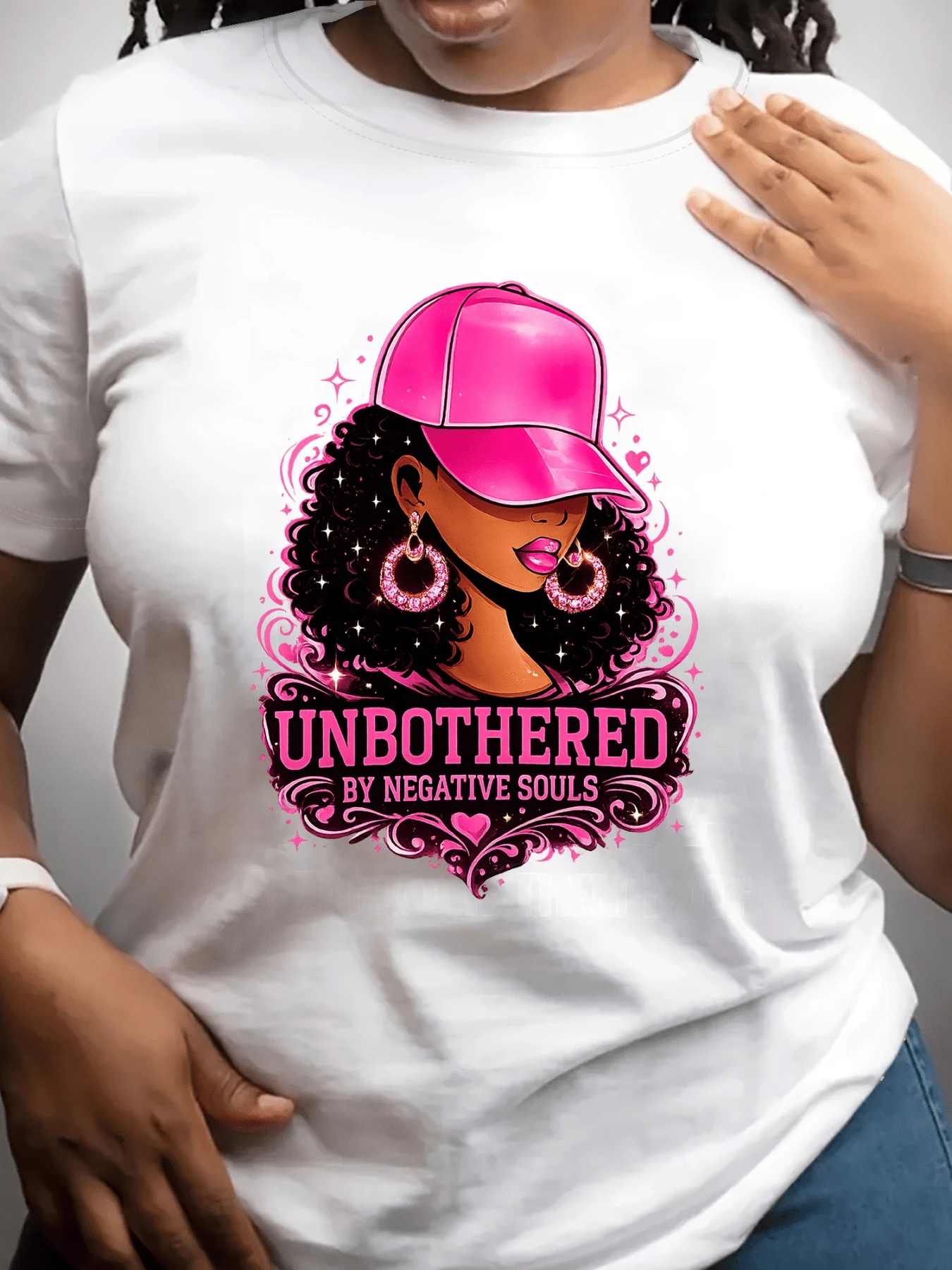Portrait Of A Woman With Curly Hair And A Pink Cap Symbolizing Confidence, Freedom, And Positive Energy, Surrounded By Pink Sparkles. Casual, Comfortable, And Modern Women's T-Shirt For Everyday Wear. - 白色 - 查看 1