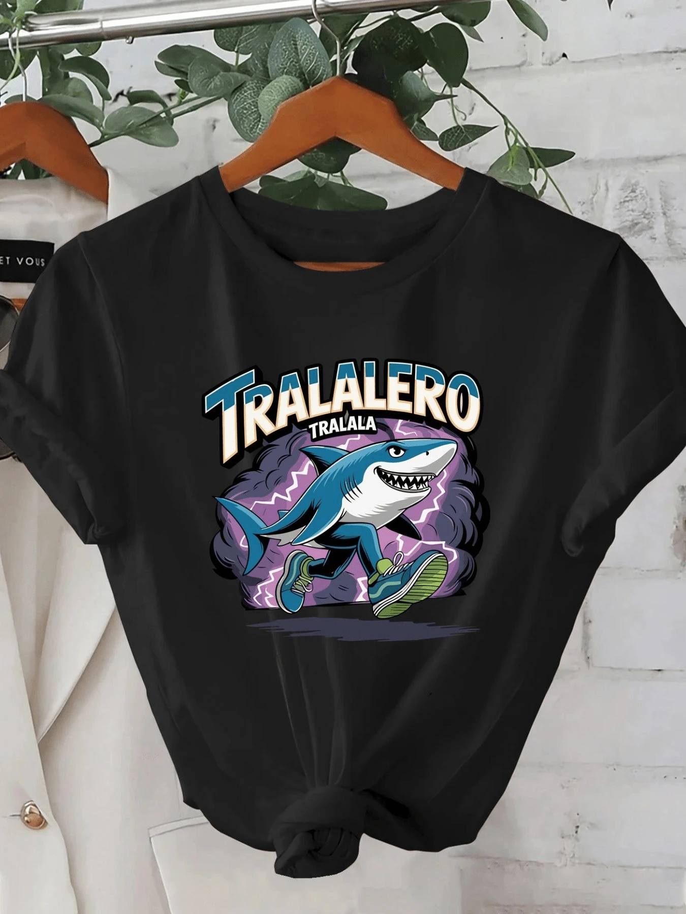 Cartoon Shark Running Energetically Through Purple Lightning, Displaying Youthful Bravery And A Fun Attitude, Ideal For Conveying Confidence And Dynamism. Modern Casual Women's T-Shirt - 黑色 - 查看 1