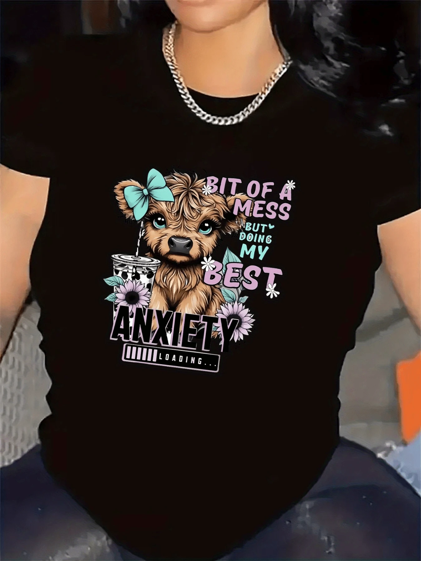 Cute Dog With Blue Bow Holds Drink While Expressing A Positive Message Of Effort And Self-Improvement Amidst Purple Flowers; Women's Casual, Comfortable, Modern T-Shirt - 黑色 - 查看 1