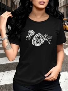 Dos flores entrelazadas simbolizan la conexión entre la belleza natural y la fuerza interior creando un equilibrio armónico y elegante que transmite serenidad y confianza camiseta de mujer casual moderna confortable para uso diario - Negro - Ver 1