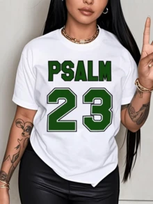 Texto que transmite fe esperanza y fortaleza con las palabras PSALM 23 evocando protección paz interior y confianza espiritual camiseta de mujer casual moderna cómoda para uso diario - Blanco - Ver 1