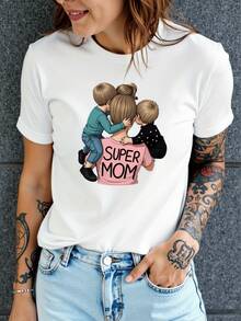Three Children Tenderly Embrace Their Mother, Showing Love And Family Unity With The Message "Super Mom," Expressing Gratitude And Feminine Strength. Comfortable Casual Women's T-Shirt, Ideal As A Gift. - 白色 - 查看 1