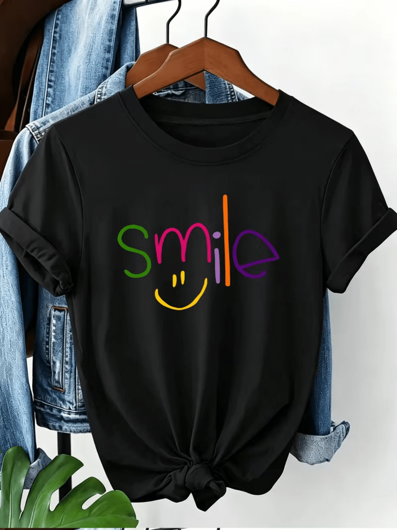 Smile With Colorful Lettering That Conveys Joy, Positive Energy, And Motivation To Face Each Day With Optimism And Kindness. Comfortable Casual Women's T-Shirt For Everyday Wear. - 黑色 - 查看 1