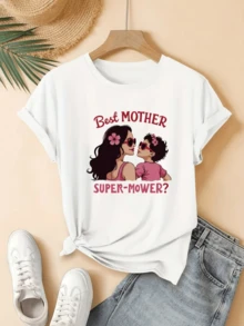 Portrait Of A Mother And Daughter Embracing, Showing Tenderness And Love Between Generations, With Pink Flowers Symbolizing Eternal Affection And Family Unity. Comfortable Casual Women's T-Shirt For Everyday Wear. - 白色 - 查看 1
