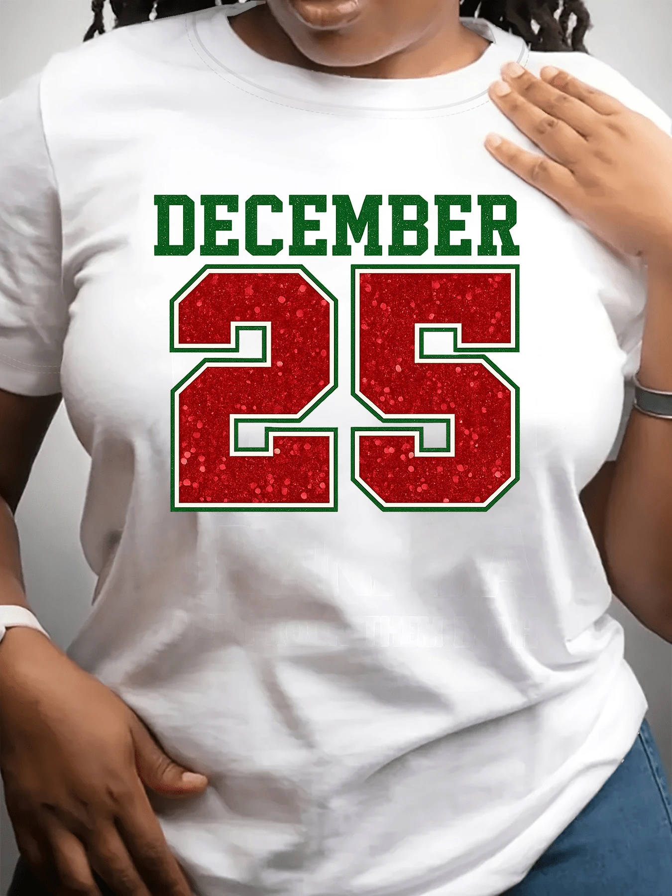 Bright Red Number 25 With Green Lettering That Evokes The Festive Magic And Joy Of Christmas Day. Modern And Comfortable Women's T-Shirt For Winter Celebrations. - 白色 - 查看 1