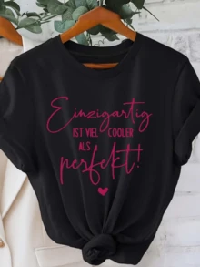 Motivational Phrase In Pink Letters Expressing That Being Unique Is Better Than Perfect, Inspiring Self-Love And Confidence. Women's Casual, Modern, Comfortable T-Shirt For Everyday Wear. - 黑色 - 查看 1