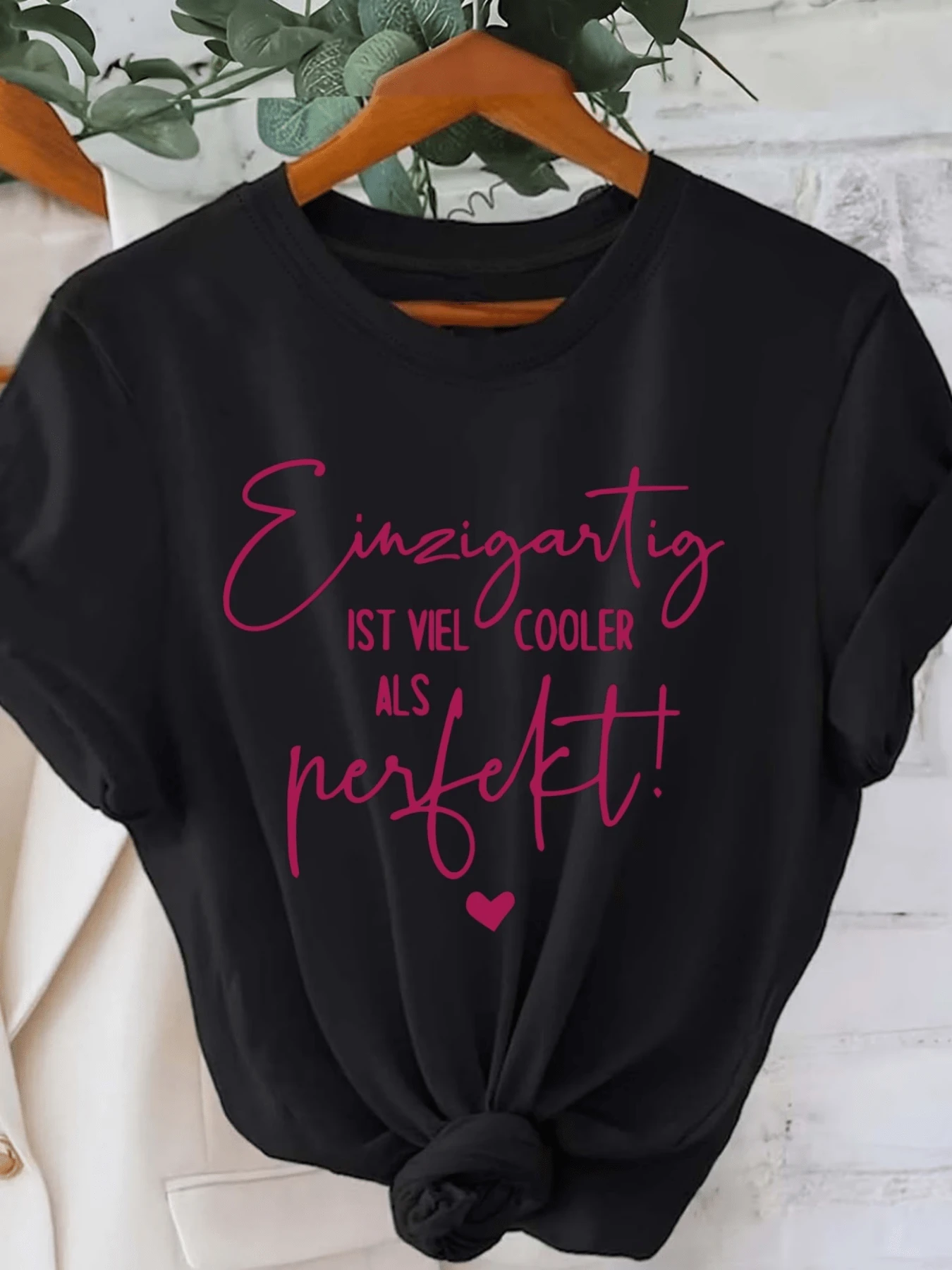 Motivational Phrase In Pink Letters Expressing That Being Unique Is Better Than Perfect, Inspiring Self-Love And Confidence. Women's Casual, Modern, Comfortable T-Shirt For Everyday Wear. - 黑色 - 查看 1