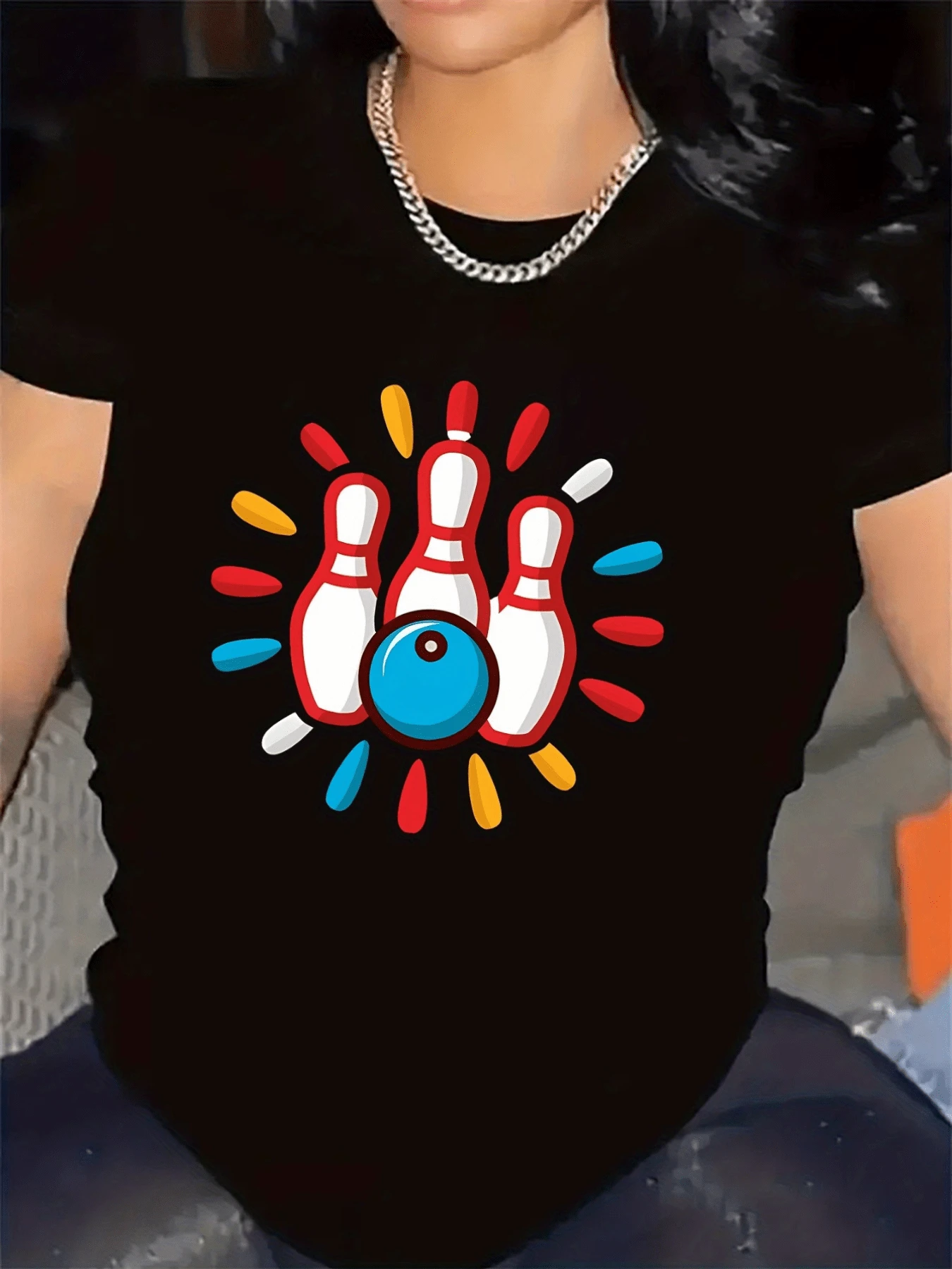 Three White Pins With Red Lines And A Blue Ball In The Center Represent Fun, Energy, And Dynamism, Evoking The Spirit Of The Modern Bowling Game. Comfortable And Attractive Casual Women's T-Shirt - 黑色 - 查看 1