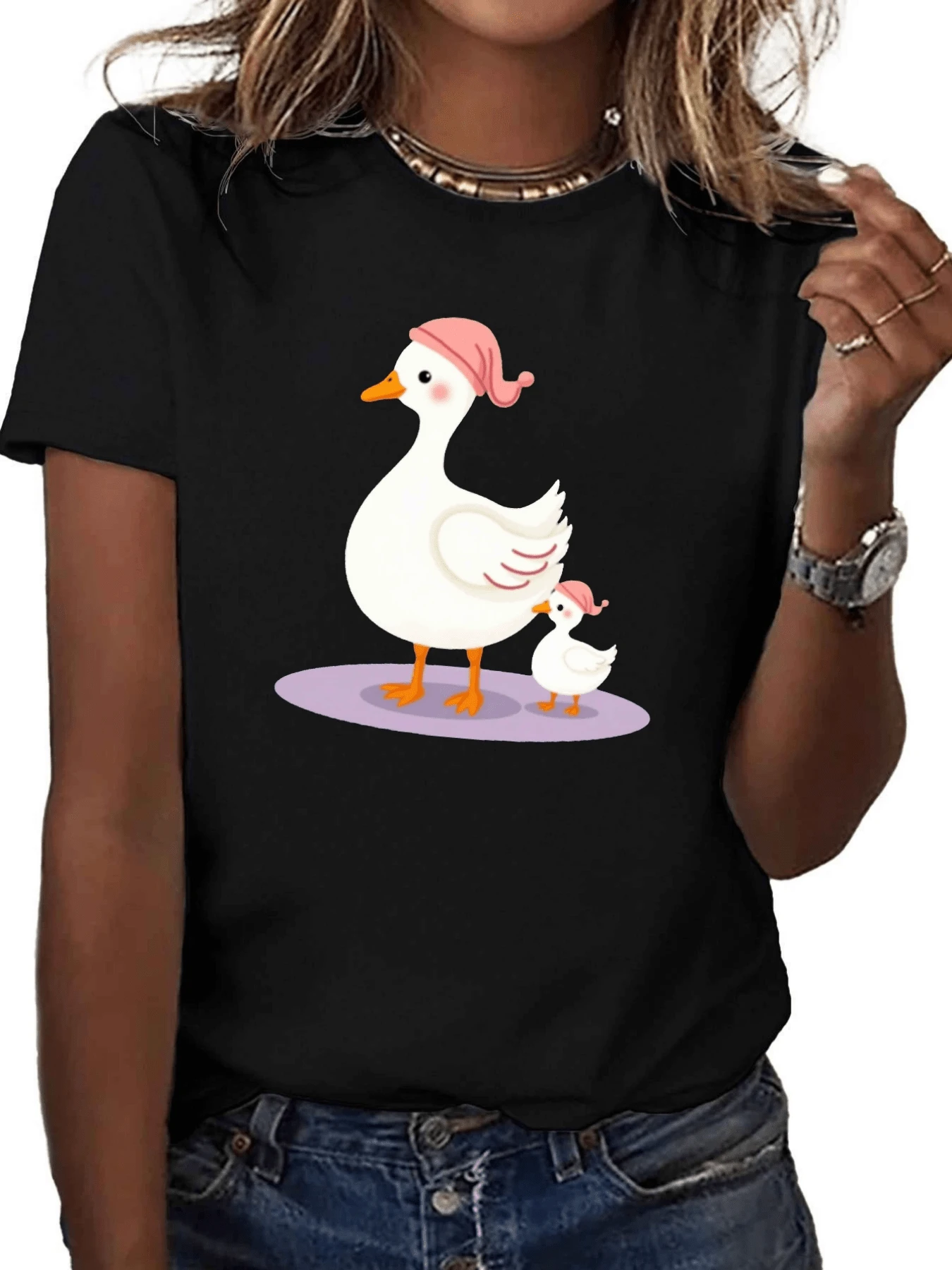 Two White Ducks With Pink Hats Walking Together Symbolizing Tenderness, Childhood Love, And Family Unity. Casual, Comfortable, And Modern Women's T-Shirt For Everyday Wear. - 黑色 - 查看 1