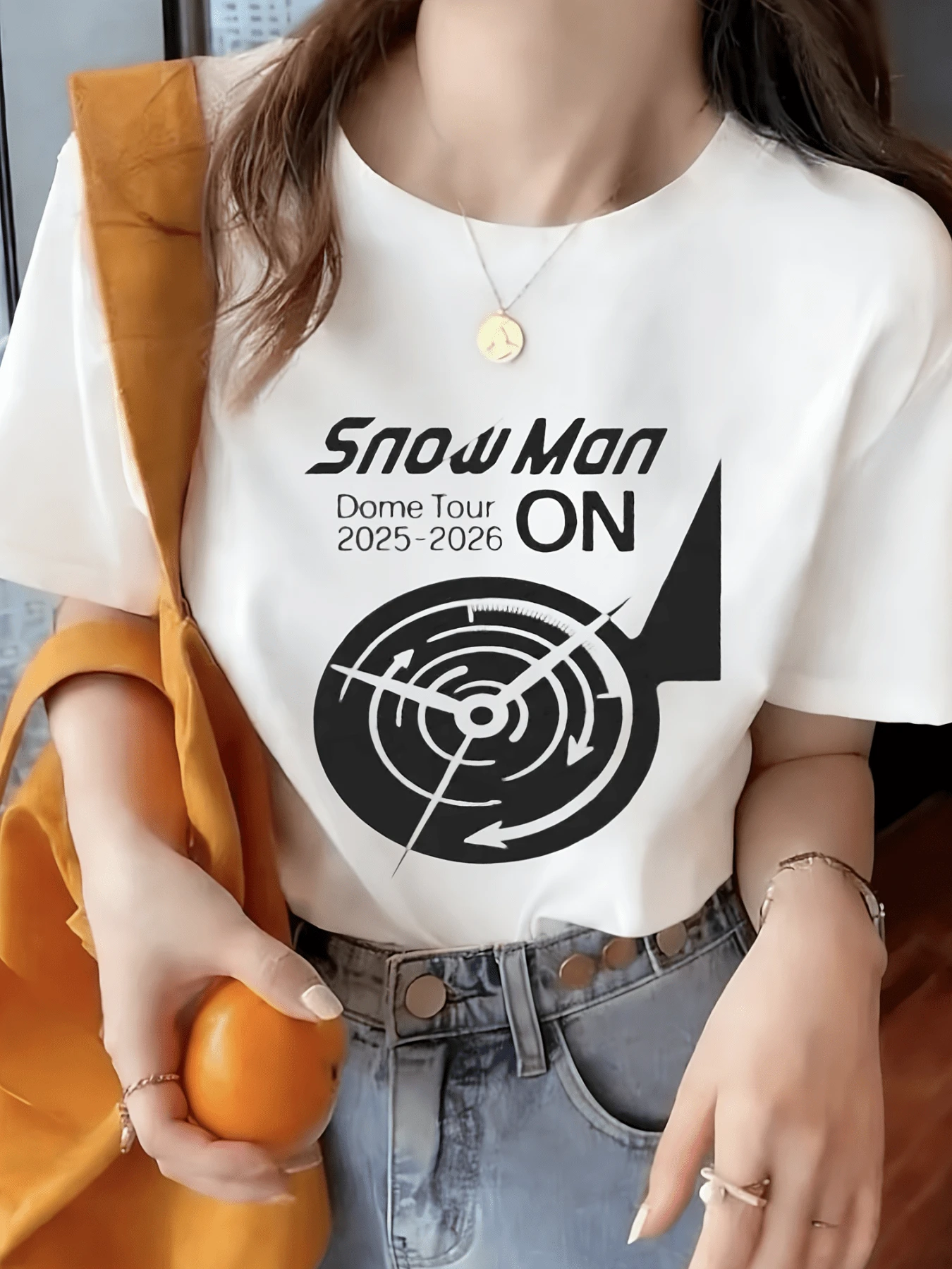 Modern Graphic With Spirals And Arrows That Evoke Movement, Energy, And Connection On A Purposeful Journey. Comfortable And Versatile Casual Women's T-Shirt For Everyday Wear. - 白色 - 查看 1