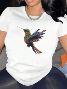 Multicolored Hummingbird In Flight Symbolizing Freedom, Beauty, And Positive Energy With Bright Details And Outstretched Wings. Women's Casual, Modern, And Comfortable T-Shirt For Everyday Wear. - 白色 - 查看 1