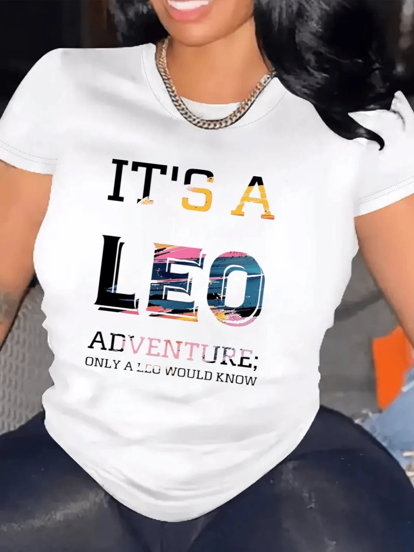 An Inspiring Message Celebrating The Adventurous And Strong Spirit Of Those Who Share The Energy Of The Leo Sign, Showcasing Pride, Confidence, And Enthusiasm In Every Detail. A Modern, Comfortable, Casual Women's T-Shirt For Everyday Wear. - 白色 - 查看 1