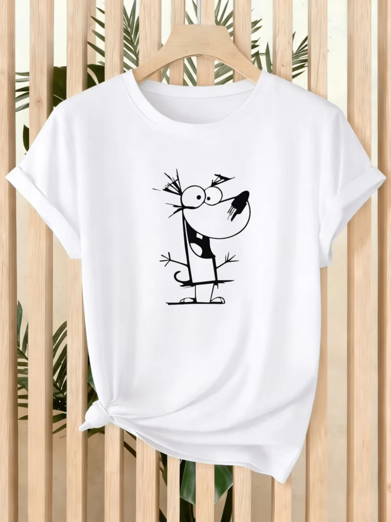 Funny Cat With A Cheerful Expression That Conveys Humor And Positive Energy With Simple And Modern Lines That Evoke Spontaneity And Artistic Style. Casual And Comfortable Women's T-Shirt For Everyday Wear. - 白色 - 查看 1
