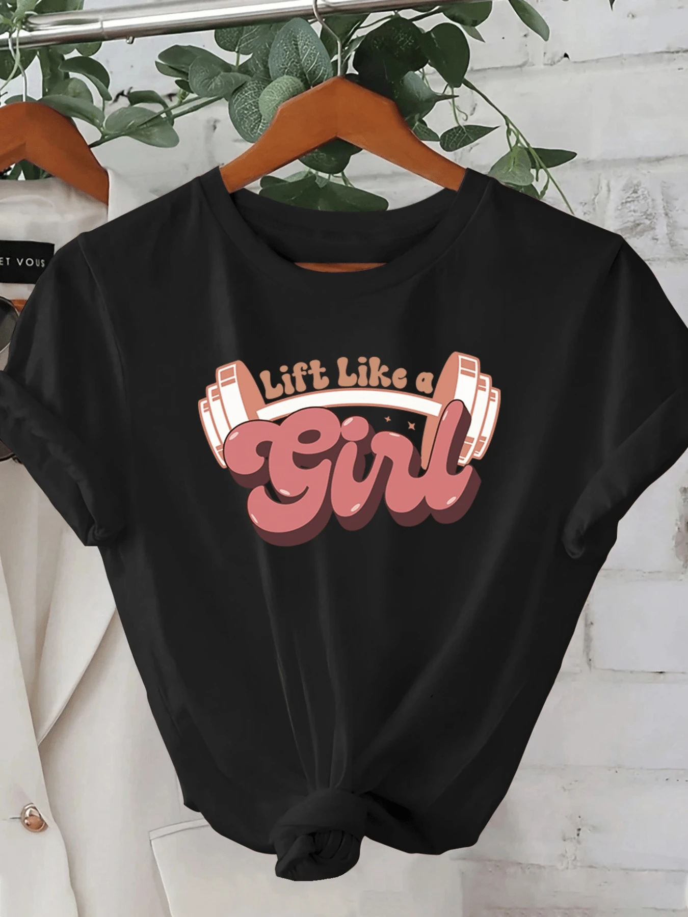 Weights Lifted With Feminine Energy In Pink Tones That Symbolize Strength And Confidence In Every Movement; A Modern, Comfortable, Casual Women's T-Shirt For Everyday Wear - 黑色 - 查看 1