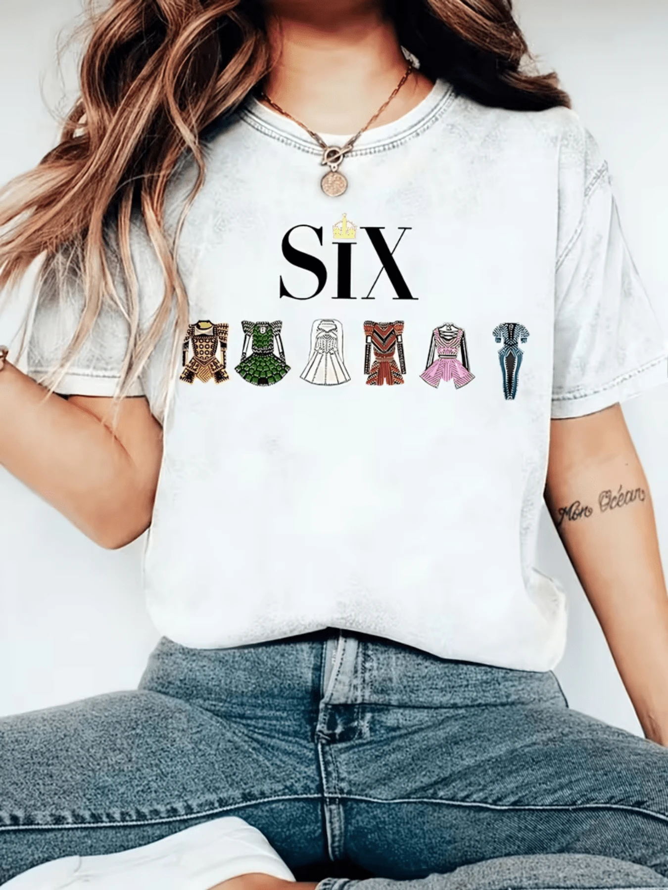 Crowns And Colorful Dresses Symbolize Feminine Strength And Elegance With Six Outfits That Evoke Power, History, And Unity. A Comfortable And Attractive Modern Casual Women's T-Shirt For Everyday Wear. - 白色 - 查看 1