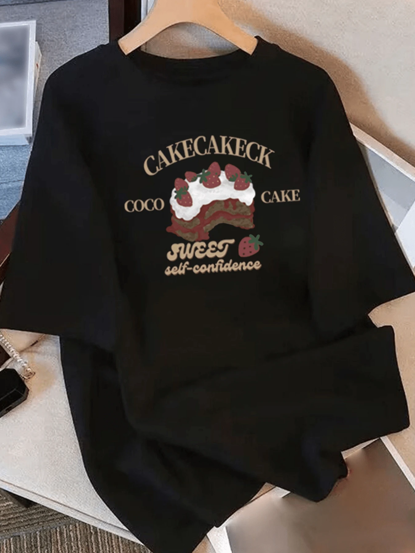 Chocolate Cake Covered In Cream And Strawberries, A Symbol Of Joy, Sweetness, And Confidence, Conveying Positive Energy And Tenderness. Comfortable And Casual Women's T-Shirt - 黑色 - 查看 1