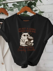 Adorable Cat With Glasses Holding A Bag Of Sweets, Representing Cuteness, Fun, And Love For Life's Little Pleasures. Comfortable, Casual Women's T-Shirt, Perfect For Everyday Wear. - 黑色 - 查看 6