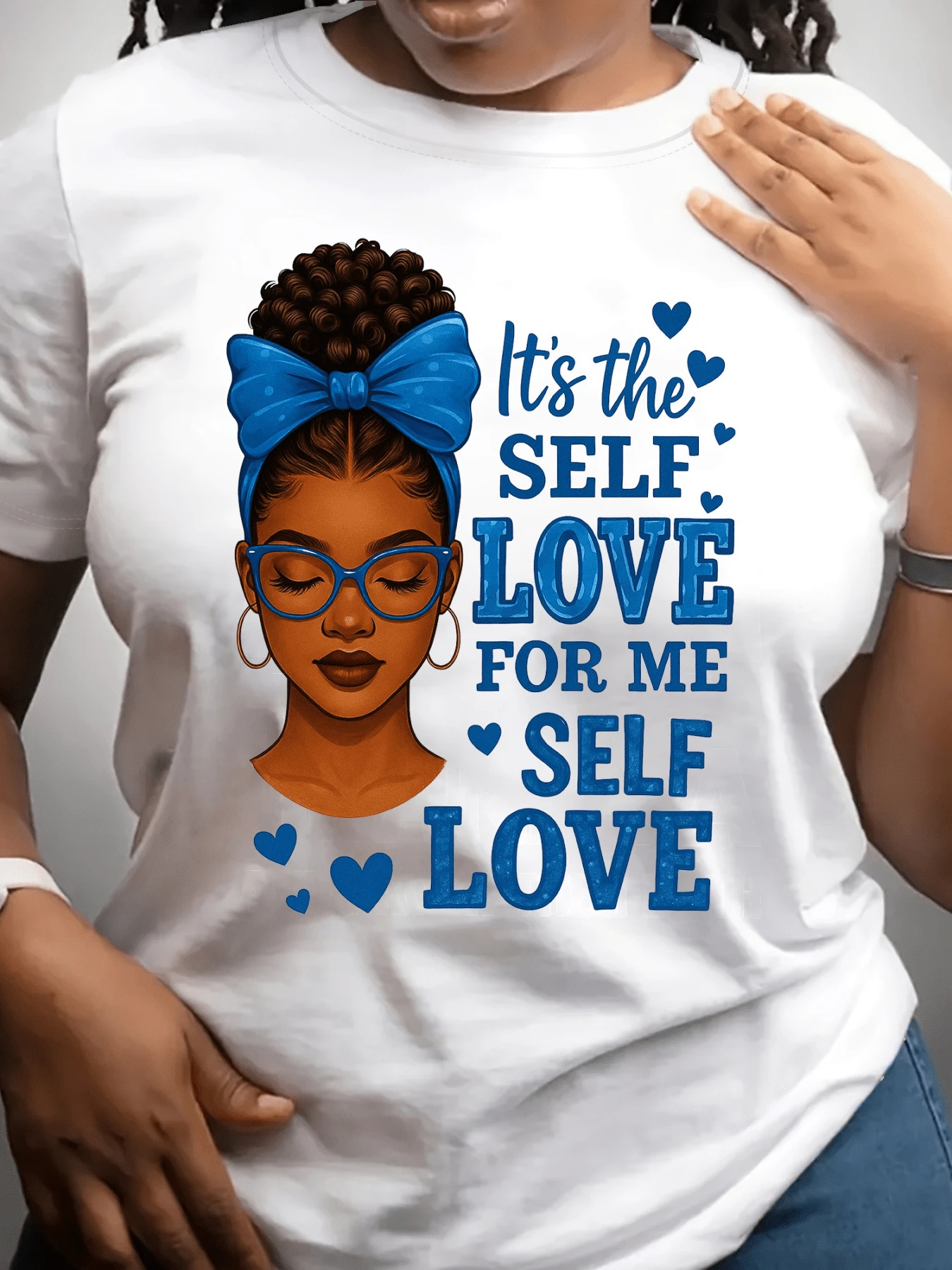 A Vibrant Illustration Of A Woman With A Blue Ribbon Symbolizing Confidence, Self-Love, And Inner Strength, Accompanied By Hearts That Convey Positive Energy And Self-Acceptance. A Modern, Comfortable, Casual Women's T-Shirt, Ideal For Everyday Wear. - 白色 - 查看 1