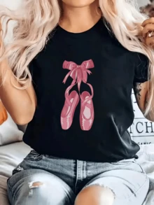 Pink Ballet Shoes Hanging Under A Bow Symbolize Grace, Artistry, And A Passion For Dance, Evoking Smooth Movements And Stage Dreams. A Comfortable, Modern, Casual Women's T-Shirt For Everyday Wear. - 黑色 - 查看 1