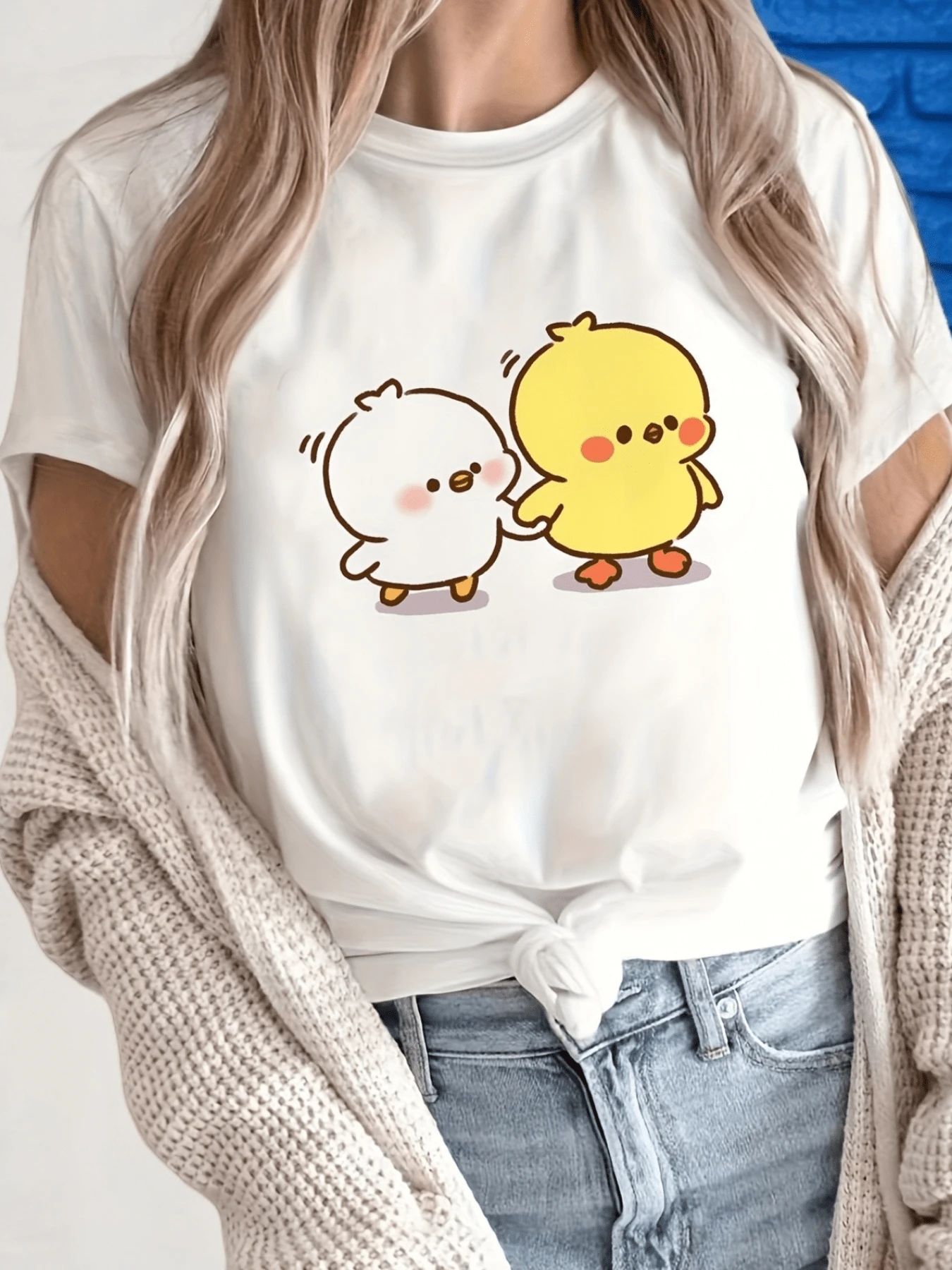 Dos pequeños pollitos con mejillas rosadas tomadas de la mano simbolizan ternura amistad y alegría compartida reflejando un espíritu optimista y afectuoso camiseta de mujer casual cómoda ideal para días relajados - Blanco - Ver 1