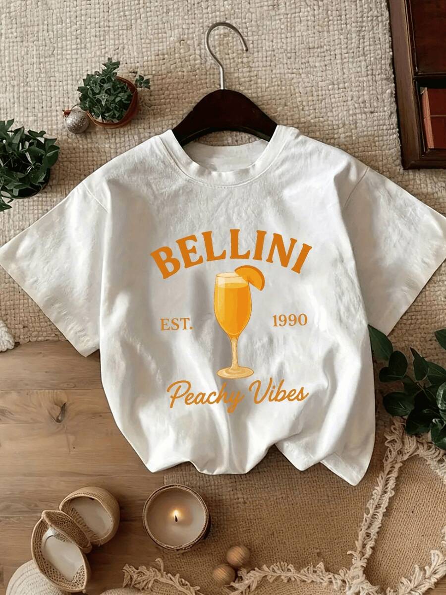 Bright Bellini Cocktail Glass With A Peach Hue That Evokes Freshness, Joy, And Sunny Moments; Modern Casual Women's T-Shirt Ideal For Summer And Relaxed Days - 白色 - 查看 1