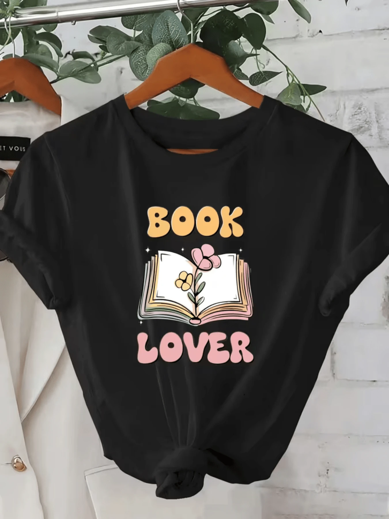 Open Book With Flowers Symbolizing A Love Of Reading And Creativity, Perfect For Women Who Enjoy Expressing Themselves Through Art. A Comfortable, Modern, Casual Women's T-Shirt. - 黑色 - 查看 1