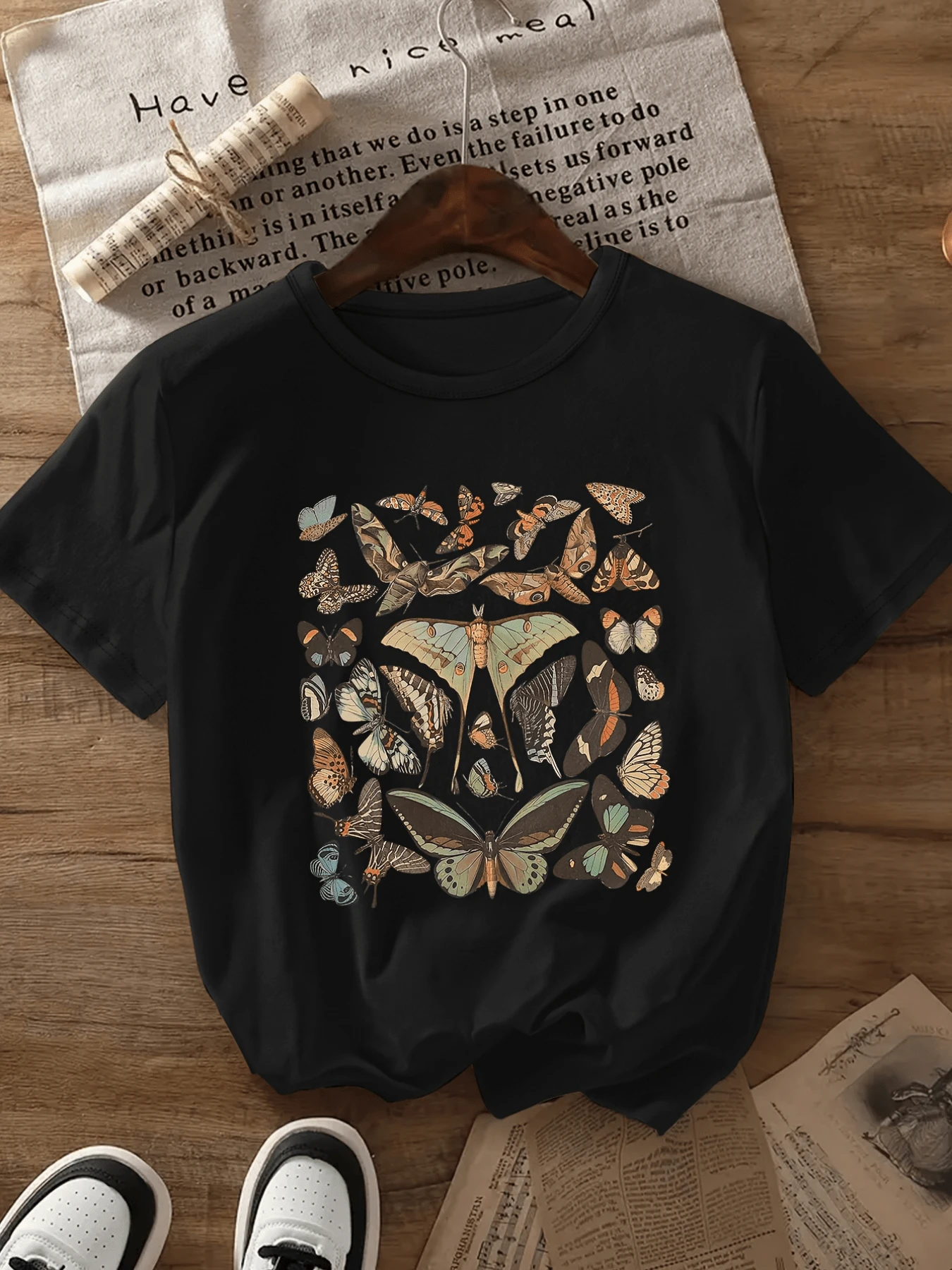 A Collection Of Colorful Butterflies Symbolizing Freedom, Transformation, And Natural Beauty, With Artistic Details That Evoke A Connection With Nature. A Modern, Comfortable, Casual Women's T-Shirt For Everyday Wear. - 黑色 - 查看 1