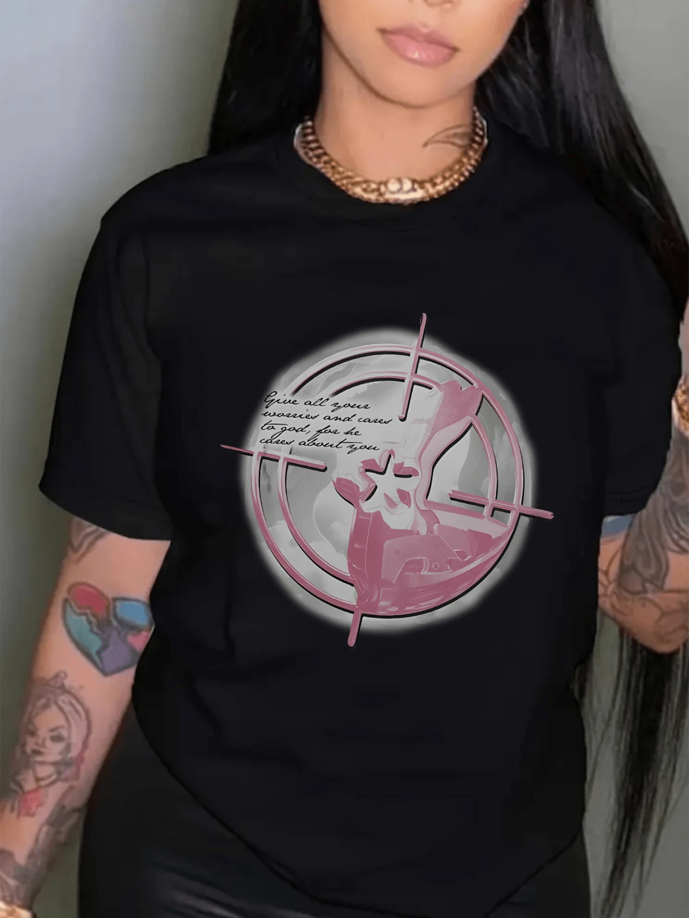 A Symbol Of Focus Representing Inner Strength And The Ability To Overcome Fears With A Determined And Confident Attitude. A Modern And Casual Women's T-Shirt For Everyday Wear. - 黑色 - 查看 1