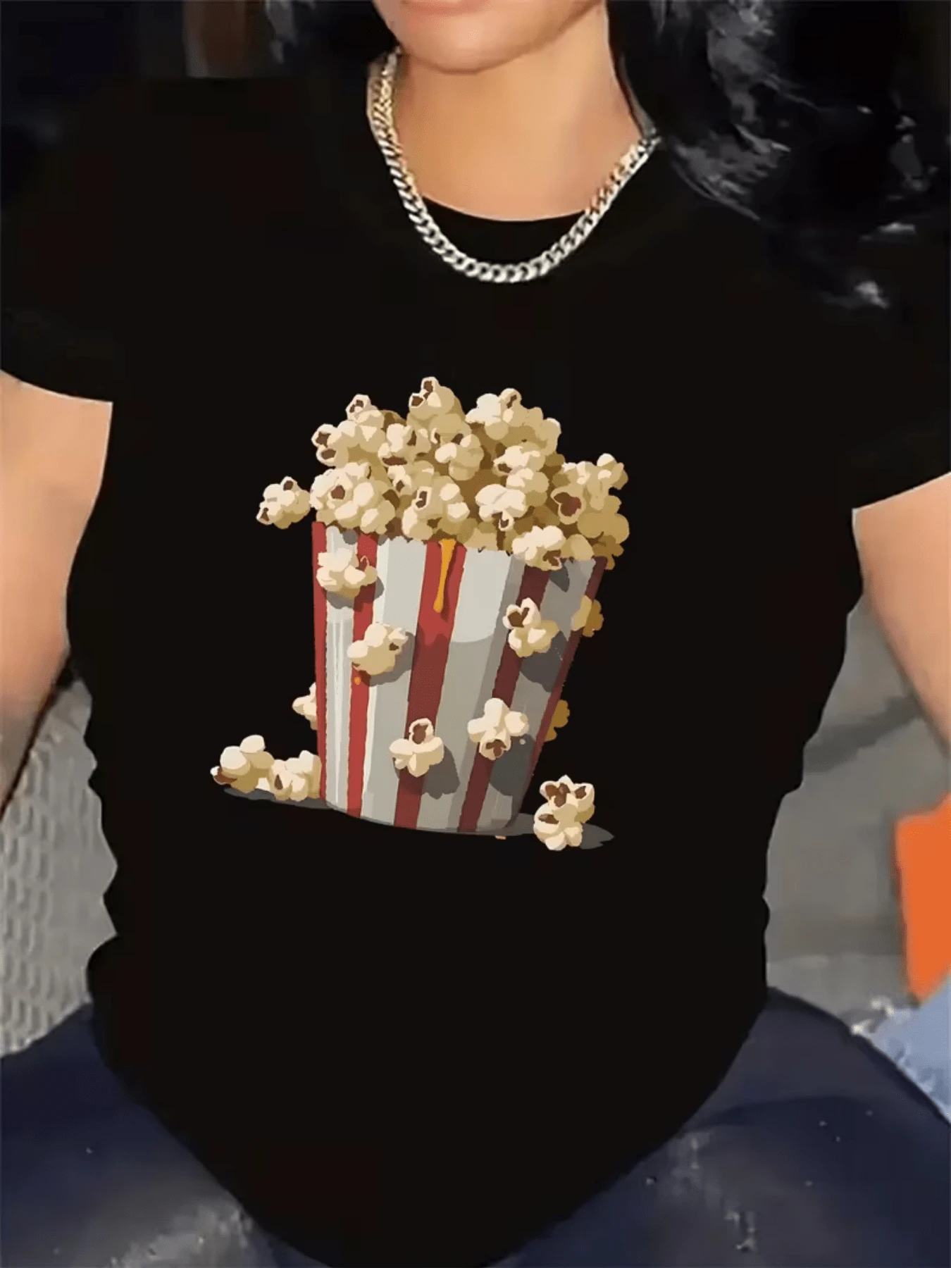 Popcorn Box Symbolizing Joyful Moments At The Movies And Shared Fun With Friends, Reflecting A Youthful And Relaxed Spirit. Comfortable And Modern Casual Women's T-Shirt For Everyday Wear. - 黑色 - 查看 1
