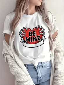 A Red Heart Held By Skeletal Hands Symbolizes Eternal And Passionate Love With A Rebellious Touch. Women's T-Shirts With A Romantic Message, Be Mine, Casual And Modern. - 白色 - 查看 1