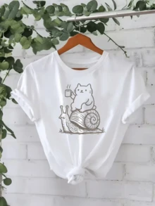 Relaxed Cat Sitting On A Snail Holding A Steaming Cup Conveys Calm And A  Attitude, Ideal For Those Who Enjoy Quiet Moments. Women's Casual T-Shirt, Modern And Comfortable For Everyday Wear - 白色 - 查看 8