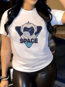 Space Helmet Symbolizing The Exploration Of The Universe And Human Curiosity To Discover New Worlds With A Deep Blue Background And Details Of Luminous Stars. Comfortable Modern Women's T-Shirt For Everyday Wear - 白色 - 查看 6