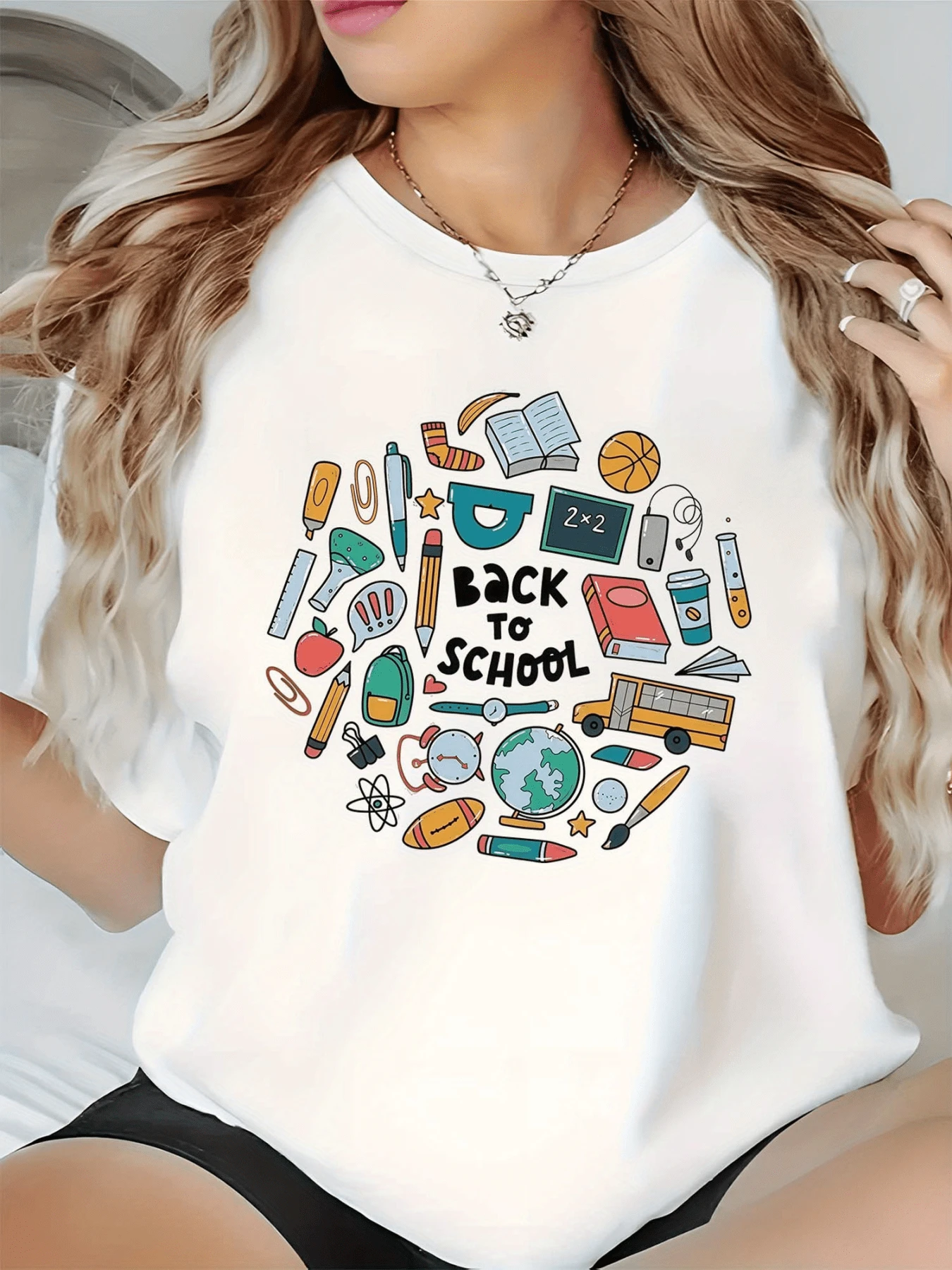 Colorful Symbols Representing Back To School With Books, Pencils, Balloons, Buses, And School Elements That Inspire Knowledge, Creativity, And Youthful Energy. Comfortable Casual Women's T-Shirt For Everyday Wear. - 白色 - 查看 1