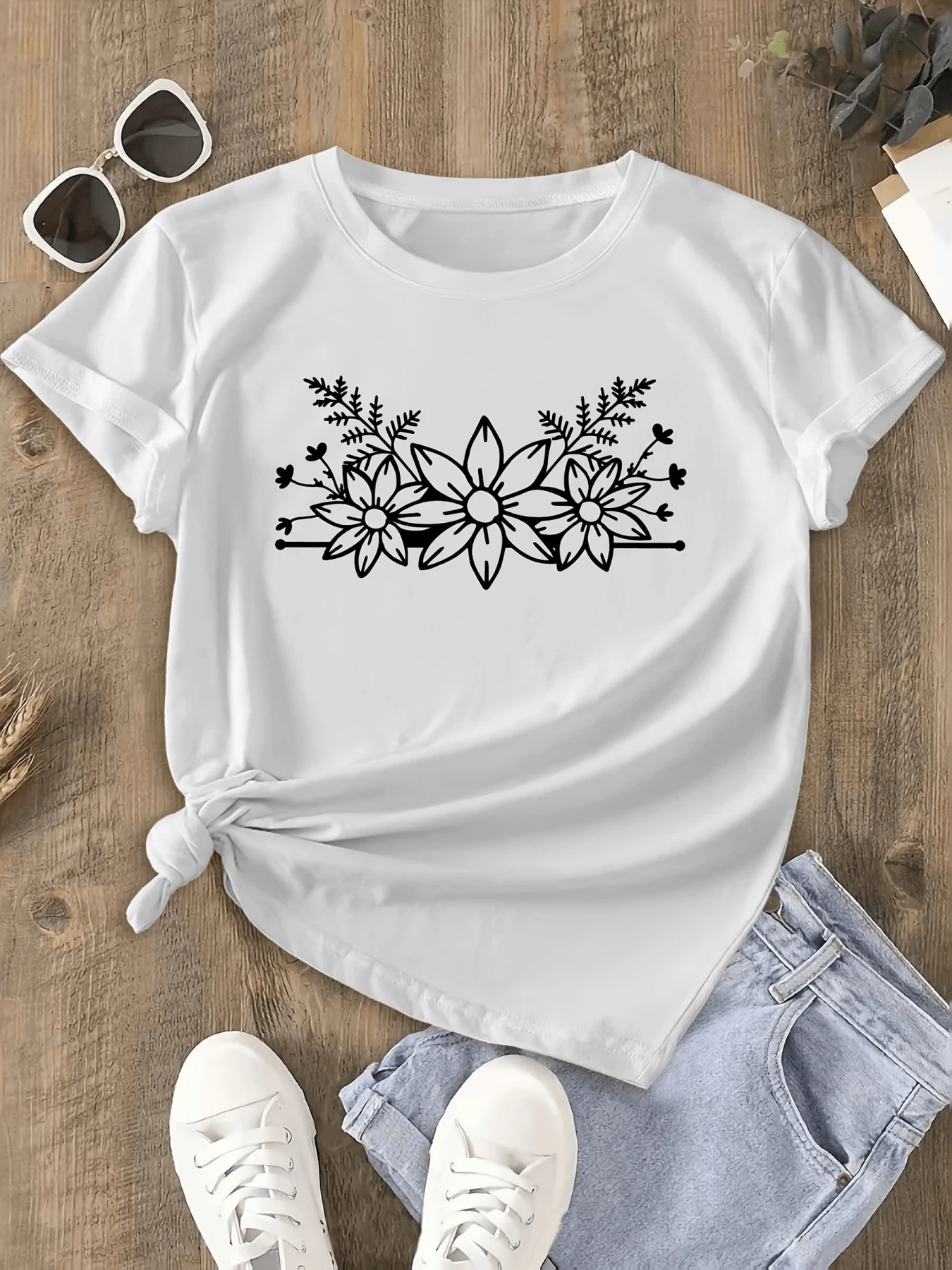 Flowers Drawn In Black Lines Symbolizing The Harmony Between Nature And Feminine Beauty, With Branches Evoking Calm And Elegance. Casual Women's T-Shirt With Artistic Print, Ideal For Everyday Wear. - 白色 - 查看 1
