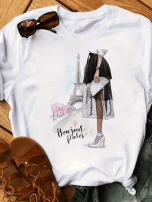Una mujer elegante con falda de tul y tacones frente a la Torre Eiffel rodeada de flores rosadas que simbolizan un paseo romántico primaveral en París camiseta de mujer casual y cómoda ideal para un look moderno - Blanco - Ver 8
