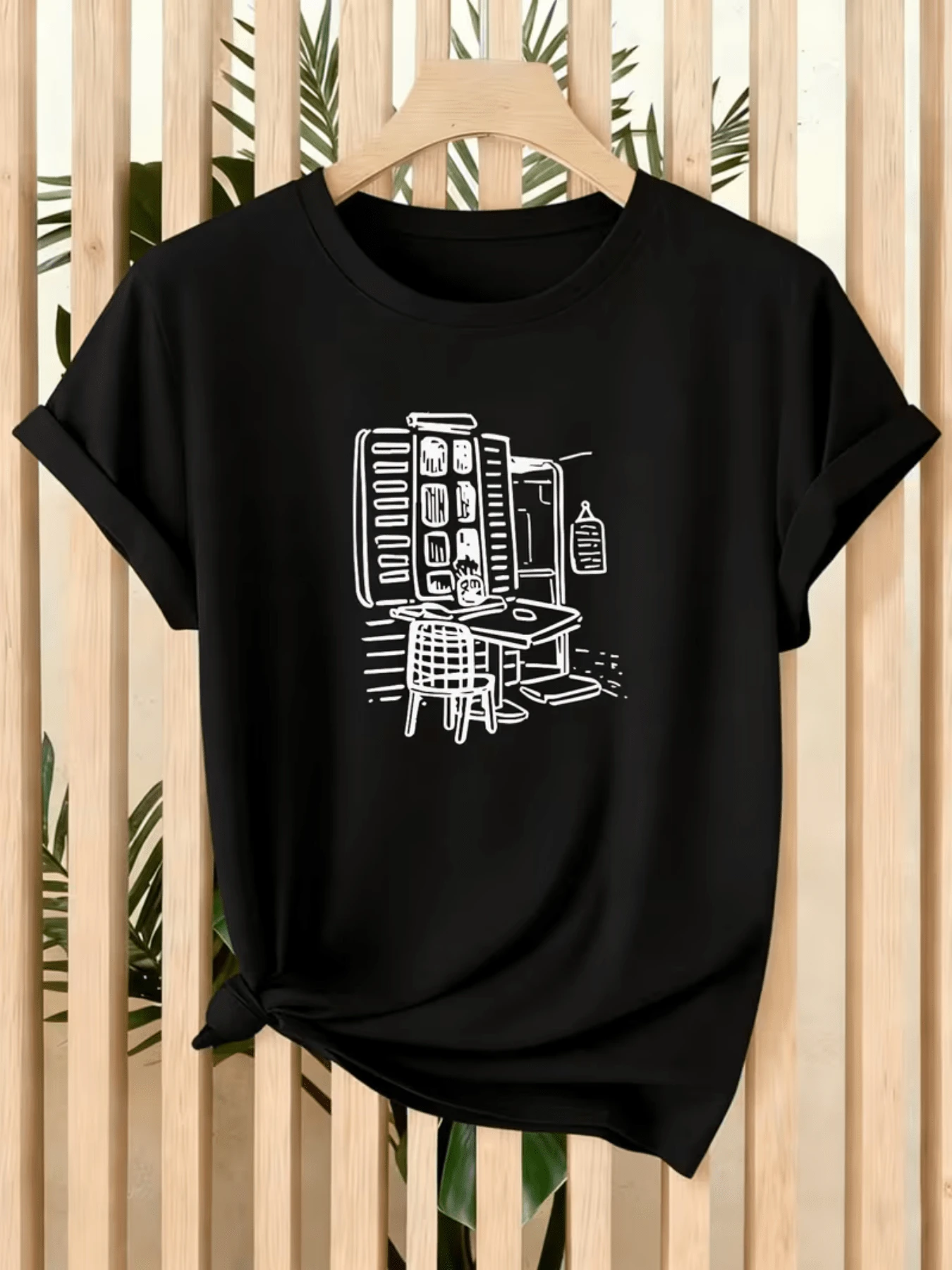 An Illustration Showing A Table With A Chair In Front Of An Open Window Symbolizing Tranquility, Home, And Rest-Perfect For Minimalist Art Lovers. A Comfortable, Casual Women's T-Shirt For Everyday Wear. - 黑色 - 查看 1
